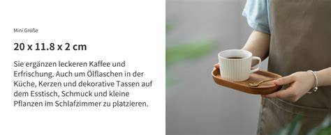 Servierteller mit Schokosalami-Scheiben und Kaffee