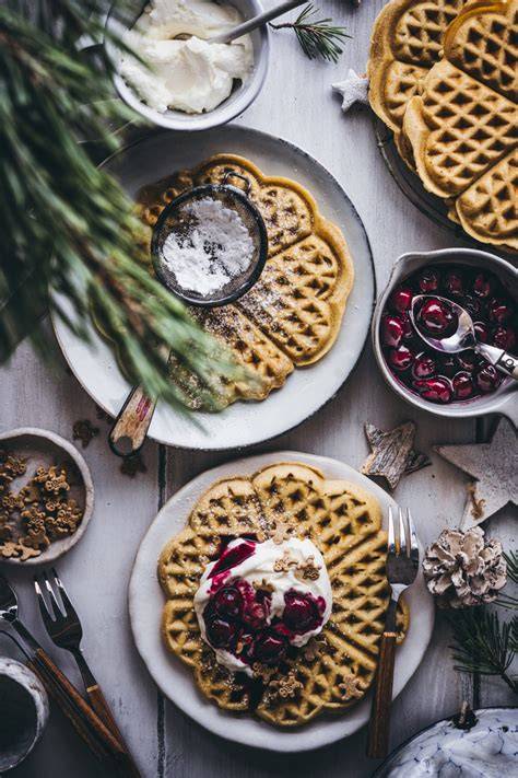 Servierteller mit mehreren Lebkuchen-Waffeln und Toppings