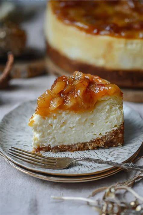 Servierter Käsekuchen mit Bratapfel und Spekulatiusboden - festliche Stimmung