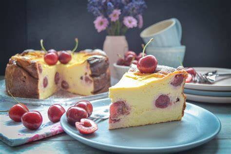 Servierter Käsekuchen mit Kirschen und Kaffee