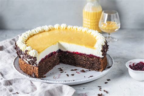 Servierter Kinderriegel-Kuchen auf Kaffeetafel