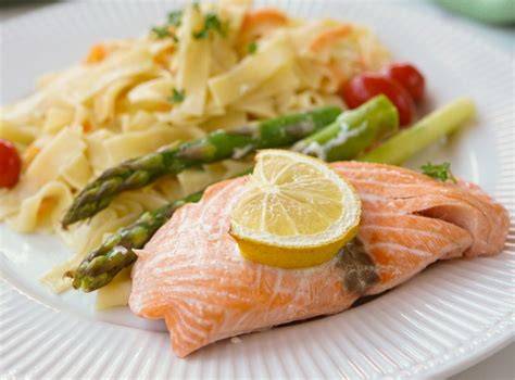 Servierter Lachs mit Beilagen