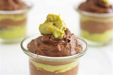 Serviertes Avocado Schoko Mousse mit Mango-Topping