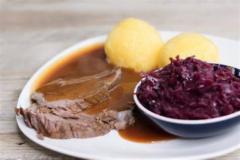 Serviertes Gericht: Fränkischer Sauerbraten mit Lebkuchensoße, Klößen