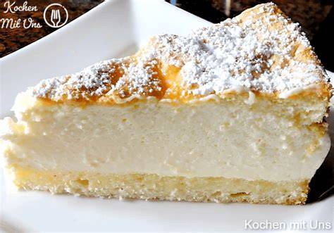 Serviertes Stück Quarktorte mit Puderzucker