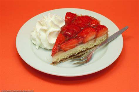 Serviertipp: Ein Stück Rhabarber-Bananen-Torte mit Sahne