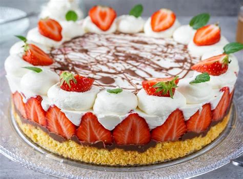 Serviertipp: Erdbeer-Mascarpone-Torte zum Sommerkaffee