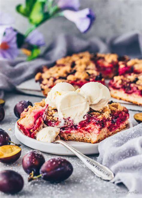 Serviertipp: Warmes Stück Zwetschgenkuchen mit Vanilleeis