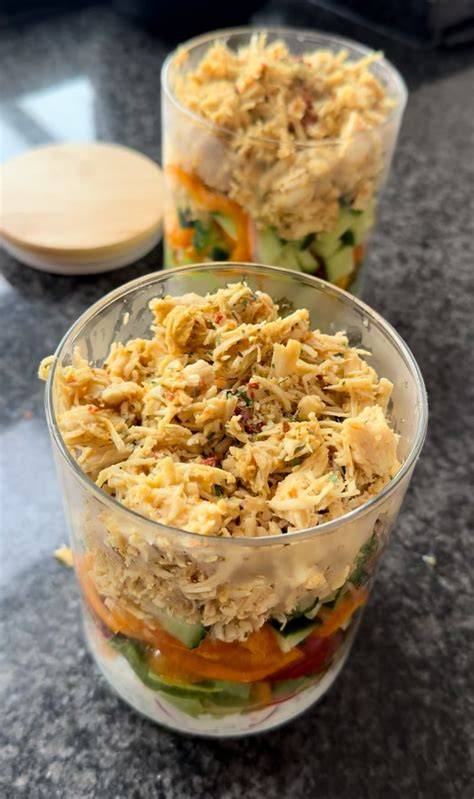 Serviervarianten: Salat, Parfait und Glasdessert nebeneinander arrangiert