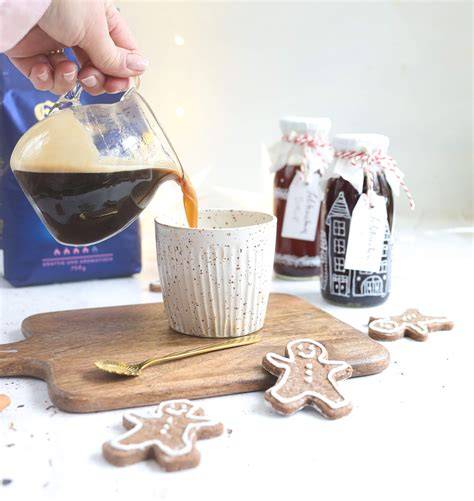 Serviervarianten für Lebkuchensirup: Kaffee, Pudding, Pancakes und Geschenkidee