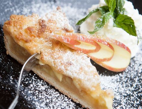 Serviervorschläge: Apfelkuchen warm mit Vanilleeis und Sahne