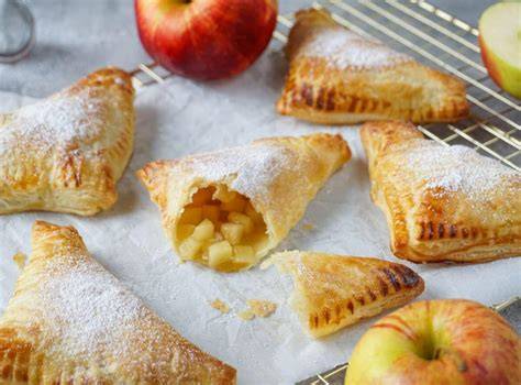 Serviervorschläge: Apfeltaschen mit Puderzucker und Eis, Ringe mit Mandeln