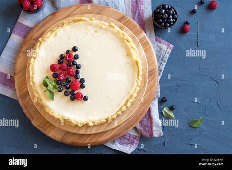 Serviervorschläge: Baklava-Käsekuchen mit Beeren und Minze garniert