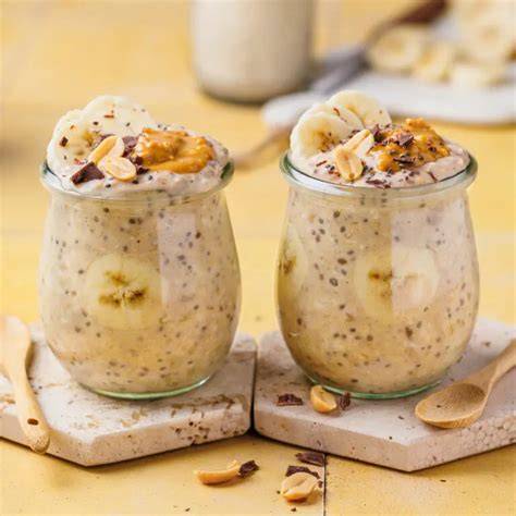 Serviervorschläge: Banane, Schokolade, Erdnussbutter auf Overnight Oats