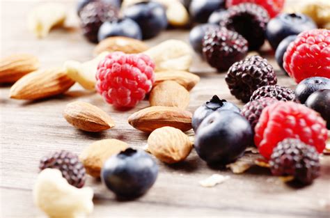 Serviervorschläge: Beeren, Nüsse und Low-Carb-Dekoideen