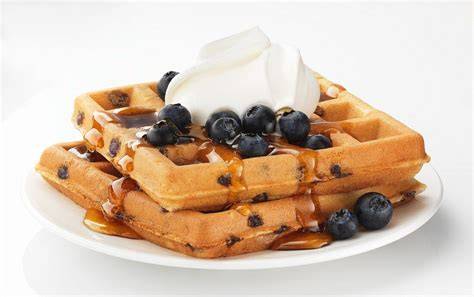 Serviervorschläge: Blaubeerwaffeln mit Vanilleglasur und Sahne
