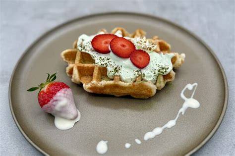 Serviervorschläge: Brüsseler Waffel mit Erdbeeren, Lütticher pur mit Puderzucker