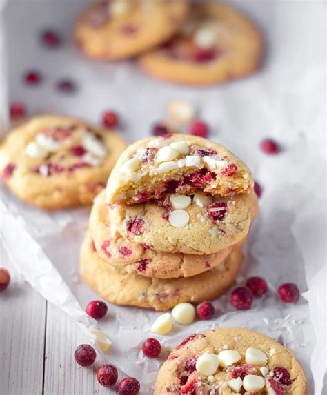 Serviervorschläge: Dekor mit Beeren, Cookies und weißer Schokolade