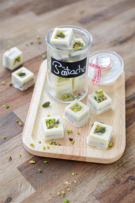 Serviervorschläge: Dessertgläser mit Minze, Pistazien und weißer Schokolade