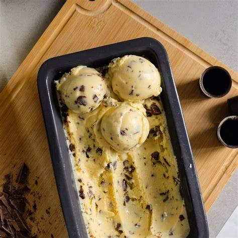 Serviervorschläge: Eierlikör über Eis und als Topping im Becher