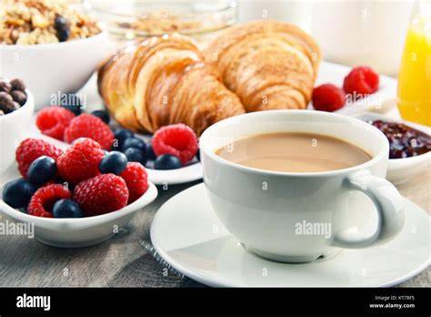 Serviervorschläge: Frühstücksteller mit Kaffee, Obst und frischen Croissants