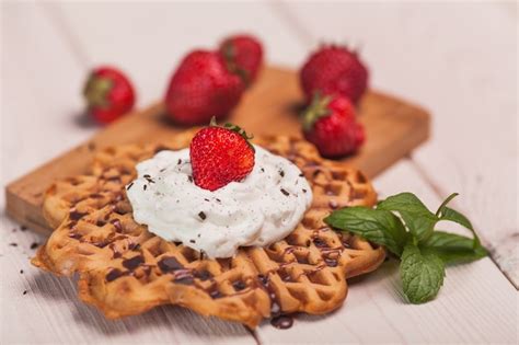 Serviervorschläge: Frische Waffeln mit Sahne und Früchten