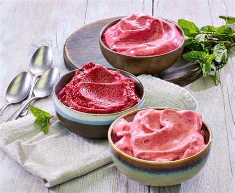 Serviervorschläge: Fruchteis mit Saucen, vorgekühlte Schalen