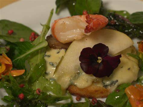 Serviervorschläge: Gänseleber mit Trüffel auf Blini und Salat