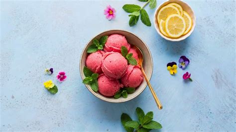 Serviervorschläge: Gelato in Schale, Sorbet mit Minze, Milkshake im Glas