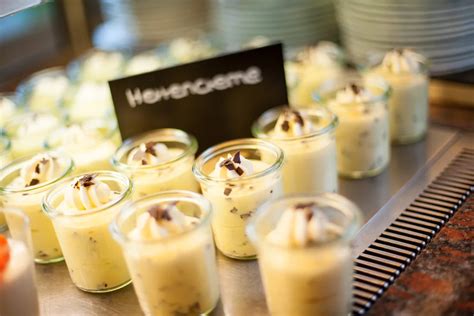 Serviervorschläge: Gläser auf einem Buffet dekoriert