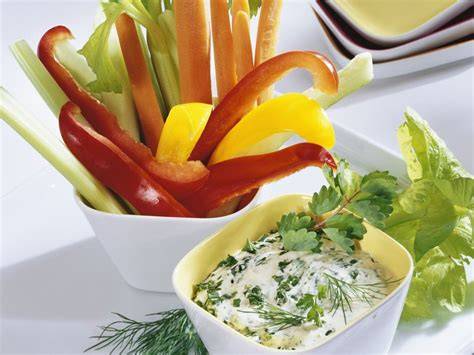Serviervorschläge: Hüttenkäsetaler mit Kräuterquark, Salat und Gemüsesticks