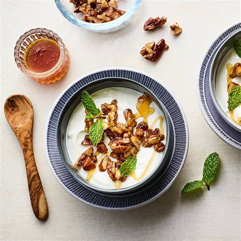 Serviervorschläge: Joghurtcreme mit Beerenspiegel, Mango-Coulis, Schokosplittern und Nüssen