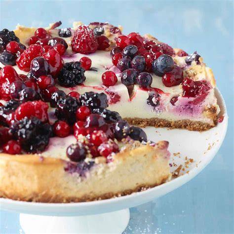 Serviervorschläge: Käsekuchen mit Beeren und Mandelstücken