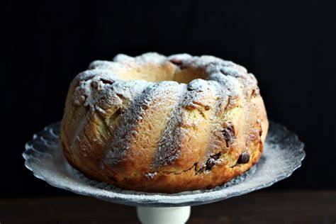 Serviervorschläge: Kougelhopf mit Puderzucker, Schokoguss, Mandeln