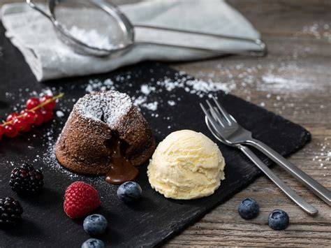Serviervorschläge: Lava Cake mit Eis und Früchten