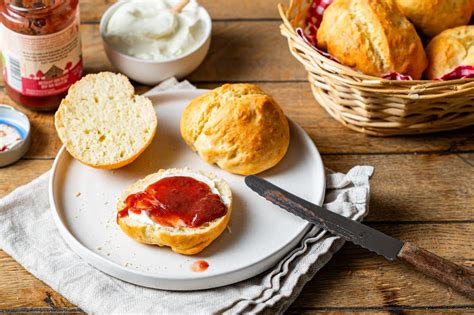 Serviervorschläge: Marmelade auf Brötchen, in Quark und als Sauce auf Eis