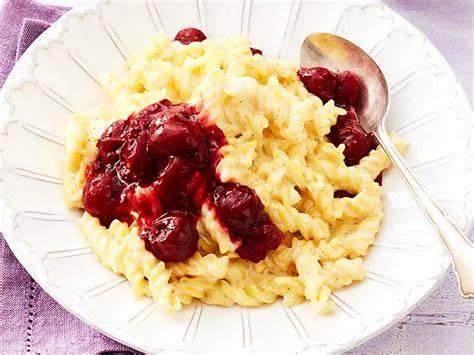 Serviervorschläge: Milchnudeln mit frischen Beeren, Apfelmus, Kirschkompott