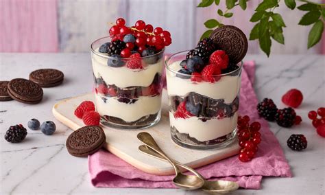 Serviervorschläge: Mini Oreos mit Milch, Dessertgläser und Toppings