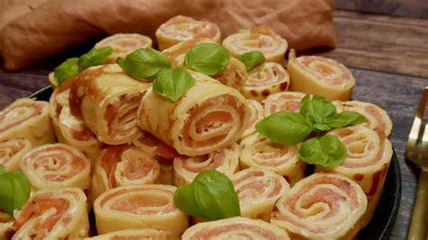 Serviervorschläge: Pfannkuchen-Röllchen, gefüllt und aufgeschnitten, sowie gestapelte Eierkuchen