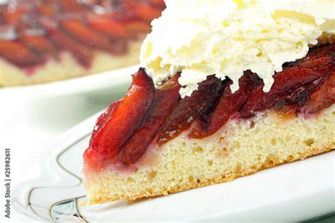 Serviervorschläge: Pflaumenkuchen mit Sahne, Vanilleeis, Puderzucker
