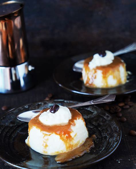 Serviervorschläge: Pudding stürzen, mit Creme und Mokkabohne garnieren