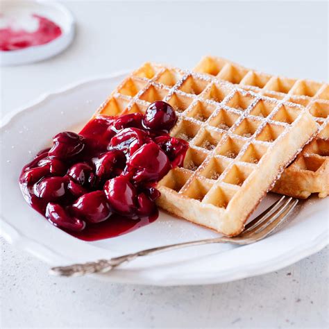 Serviervorschläge: Puderzucker, heiße Kirschen, Sahne, Ahornsirup & Bacon