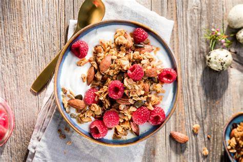 Serviervorschläge: Rhabarberkompott, Beeren, Joghurt, Nussmus