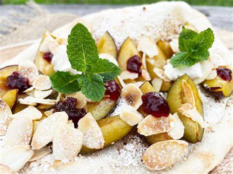 Serviervorschläge: Scheiben, Puderzucker, Mandelblättchen und Kaffee