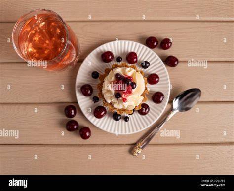 Serviervorschläge: Schlagsahne, Beeren, Schokoladenglasur auf Schoko-Becherkuchen