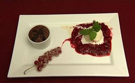 Serviervorschläge: Schoko-Bohnen-Gläser mit Beerensoße und Minzblättern