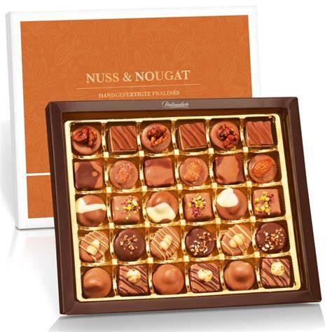 Serviervorschläge: Stücke Montélimar-Nougat, Pralinen mit Nuss-Nougat-Füllung