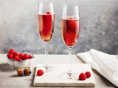 Serviervorschläge: Stücke von Bellini-, Kir Royal- und Lumumba-Kuchen