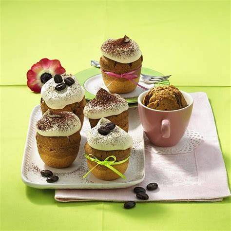 Serviervorschläge: Tassenkuchen mit Vanillesauce, Cappuccino, Pistazien-Topping