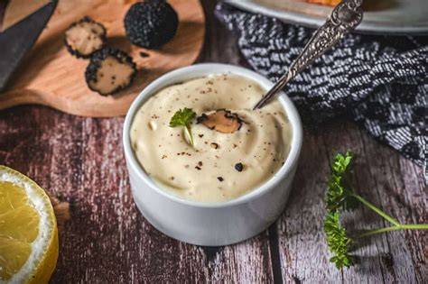 Serviervorschläge: Trüffel-Mayo als Dip, auf weißem Fleisch, in BBQ-Saucen